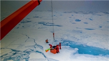 Die Teilnehmer der „MOSAiC“-Expedition haben seit dem Wochenende eine neue Heimat in der Arktis. Kapitän Thomas Wunderlich hat den Forschungseisbrecher „Polarstern“ auf Position 87°43‘ Nord und 104°30‘ Ost an eine Eisscholle gelegt. Diese Position ist nur elf Seemeilen von der Driftroute im Januar mit der Original-„MOSAiC“-Scholle im Januar entfernt.