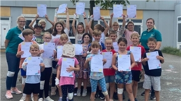 Die Teilnehmer und Teilnehmerinnen der Aktion Ferienspaß „Erste Hilfe für Kinder“ vom JRK Zeven wurden mit Urkunden belohnt.
