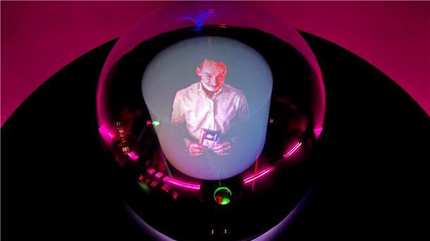 Die Telekom präsentiert auf der Mobilfunk-Messe Mobile World Congress in Barcelona einen Router mit Glaskugel, der Hologramm-Telefonie ermöglichen soll.