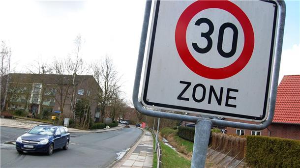 Die Tempo-30-Begrenzung, die für die betroffenen Straßen gilt, finde offensichtlich wenig Beachtung, heißt es im Antrag der SPD-Fraktion.