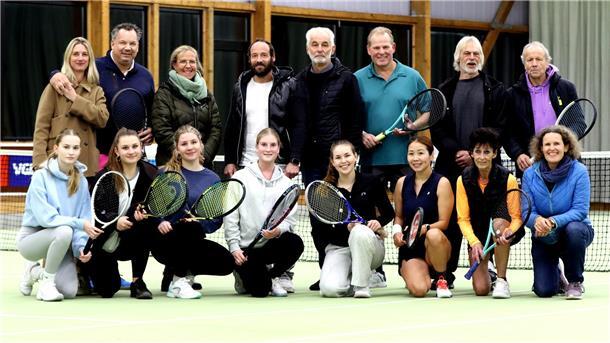 Eine neue Zeitrechnung beginnt für die Tennisspieler im Play Court in Zeven 16 Männer und Frauen verschiedenen Alters, die teilweise Tennisschläger in der halten, stehen und hocken in zwei reihen.