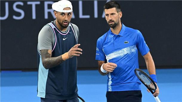Die Tennisstars Novak Djokovic (r) und Nick Kyrgios kritisieren den Umgang mit prominenten Dopingfällen