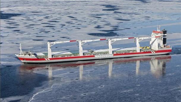 Die „Thamesborg“ fährt in einem Gewässer. 