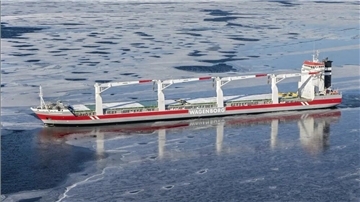 Die „Thamesborg“ fährt in einem Gewässer. 