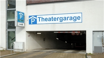 Blick in eine Einfahrt: Die Theatergarage beim Cinemotion