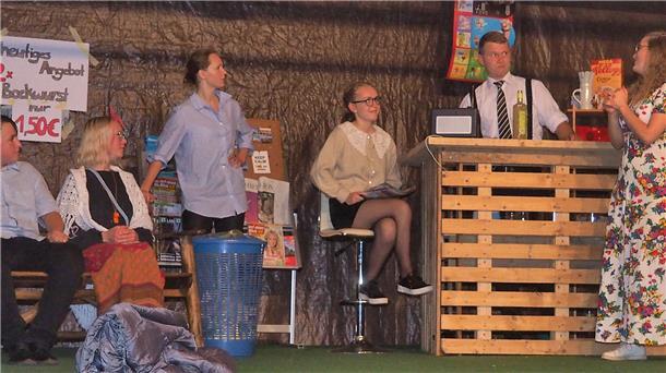 Die Theatergruppe der Köhlener Landjugend brachte die Komödie „Moni weet Bescheed“ auf die Bühne.
