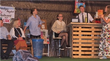 Die Theatergruppe der Köhlener Landjugend brachte die Komödie „Moni weet Bescheed“ auf die Bühne.