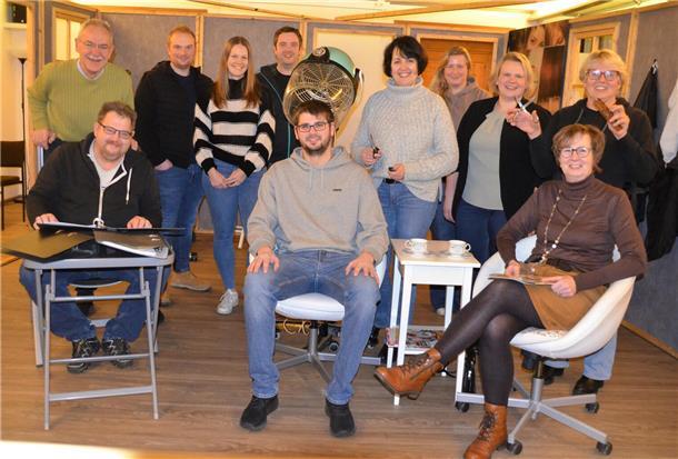 Steuerchaos im Friseursalon: Theatergruppe des TSV Flögeln spielt Komödie Die Theatergruppe des TSV Flögeln wetzt die Scheren für einen Steuer-Spießrutenlauf im Friseursalon – da bleibt kein Auge trocken.