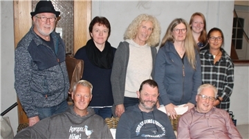 Neun Laienschauspieler