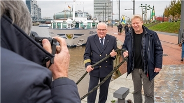 Die "Thurgau Saxonia" im Neuen Hafen vor der Kreuzreise zu den Weihnachtsmärkten der Region. Kapitän Harald Ludwig und Dr. Ralf Meyer, Leiter des Referats für Wirtschaft, freuen sich, dass es losgeht.