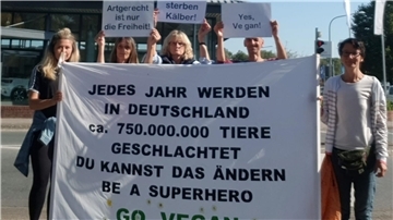 Die Tierrechtsgruppe Sottrum bei einer ihrer Ampelaktionen in Sottrum an der B75.