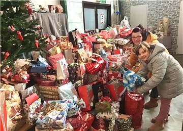 Die Tische einer Lagerhalle am Lipperkamp in Bremerhaven biegen sich unter der Last der Weihnachtsgeschenke von Bürgern für alte, sozial schwach gestellte Menschen in der Stadt. 