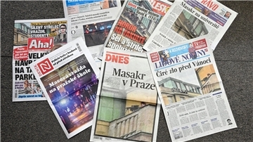 Die Titelseiten tschechischer Tageszeitungen nach der tragischen Schusswaffenattacke an der Philosophischen Fakultät der Karls-Universität.