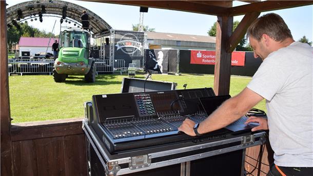 Die Tontechnik ist wichtig: Nikolas Bösch vom RdL-Team trifft wenige Stunden vor dem Auftritt der ersten Bands die nötigen Vorbereitungen.