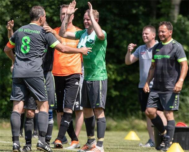Die Tore von Kapitän Arne Braunstein (Nummer 8) wurden jeweils angemessen gefeiert.