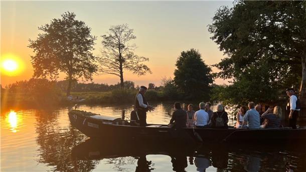Hamme-Nacht am 5. August: Einzigartiges Schipper-Spektakel bei Vollmond Das Foto zeigt einen Torfkahn bei Sonnenuntergang.