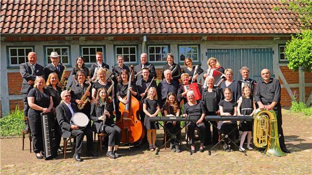 Gruppenfoto der Torfteufel Worpswede mit Instrumenten