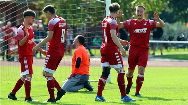 Finale perfekt! Selsingens Spieler erfüllen Trainer die „Rückkehr“ nach Byhusen Die Torschützen Fabian Wodke (Zweiter von links) und Lukas Schotman (rechts) legten mit der 2:0-Führung die Basis zum Final-Einzug.