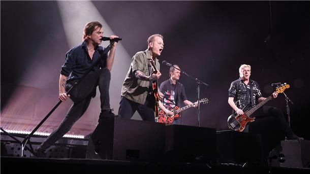 Tote Hosen: Mehr als 1,6 Millionen Euro Spenden nach Konzert Die Toten Hosen haben am 24. Februar ein Benefizkonzert für die Erdbebenopfer gegeben.