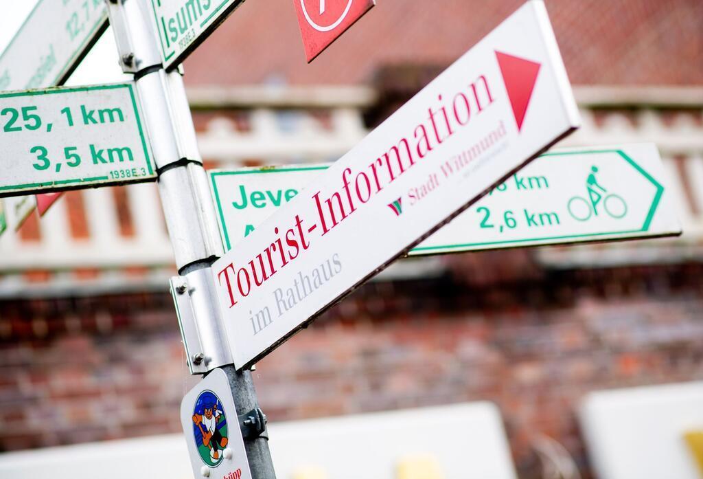 Die Tourist-Informationen in den Urlaubsregionen können bei der Suche nach freien Unterkünften helfen. (Archivbild)