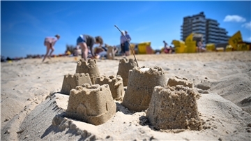 Die Touristen, wie hier in Cuxhaven, sind nach dem Corona-Lockdown wieder unterwegs – auch wenn gerade am Sonntag das Wetter vielerorts nicht so berauschend war.