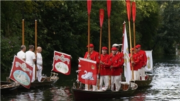 Die Tradition des „Swan Upping“ reicht mehrere Jahrhunderte zurück.