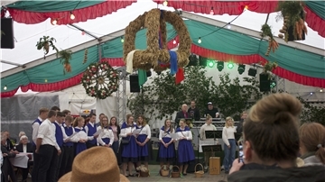 Die traditionelle Erntekrone vervollständigt auch in diesem Jahr die Dekoration des Festzeltes in Vorwerk.