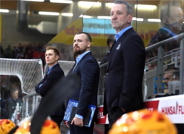 Pinguins verlieren überlegen geführtes Spiel gegen die Haie nach Verlängerung Die Trainerbank der Fischtown Pinguins.