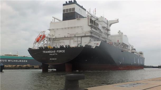 Die "Transgas Force" kurz vor dem Festmachen im Kaiserhafen III.