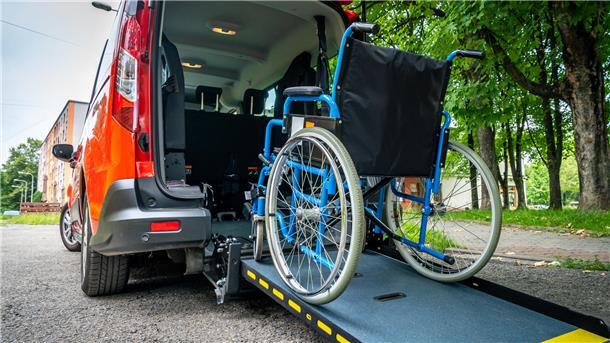 Ein für Behindertentransporte umgebauter Van