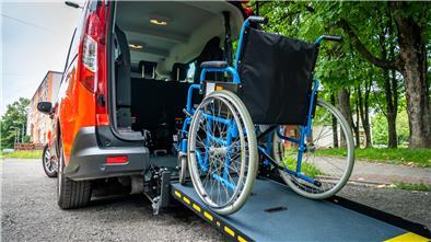 Ein für Behindertentransporte umgebauter Van