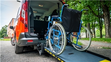 Ein für Behindertentransporte umgebauter Van