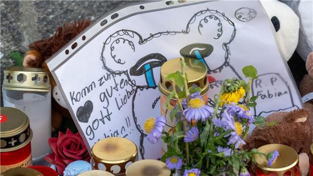 Kein Verdächtiger im Fall Fabian: Druck auf Ermittler wächst Die Trauer um den achtjährigen Fabian ist groß in Güstrow.
