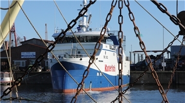 Die Trawler der Kutterfisch-Zentrale und andere Fischfangschiffe dieser Größenordnung verbrauchen in einer Woche so viel Treibstoff, dass die Hilfen des Landwirtschaftsministerium schon nach wenigen Tagen aufgebraucht wären.