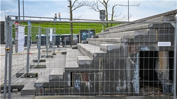 Die Tribüne am Weserdeich zwischen Weser und Neuem Hafen wird nun dank Patrick Stoll endlich saniert.