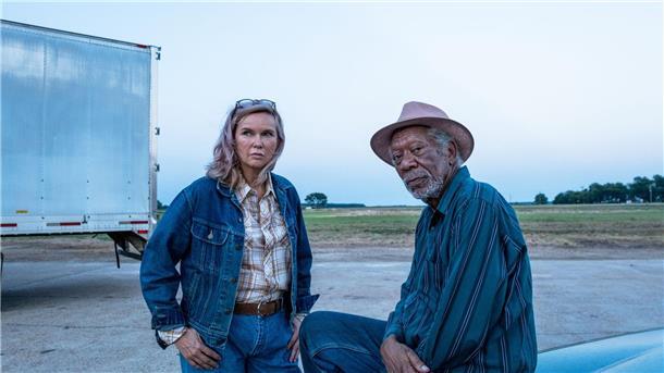 Die Truckerin Rose (Veronika Ferres) und Detective Gerick (Morgan Freeman) in einer Szene des Films „Paradise Highway“.