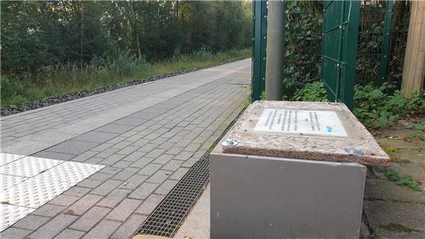 Die Trümmer am Wremer Bahnhof sind weg. Vom Automaten ist nur noch der Fuß übrig.