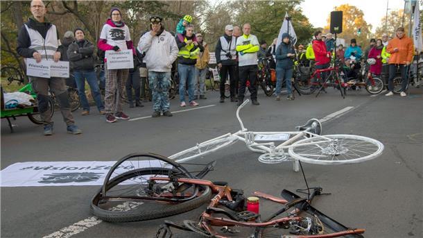 Mahnwache für getötete Radfahrerin in Berlin Die Trümmer des Fahrrads der getöteten Frau und ein sogenanntes Geisterrad liegen auf der Bundesallee in Berlin-Wilmersdorf.