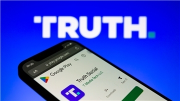 Die Truth-App von Trump-Media wird im Google Play Store auf einem Smartphone mit dem Logo im Hintergrund angezeigt.