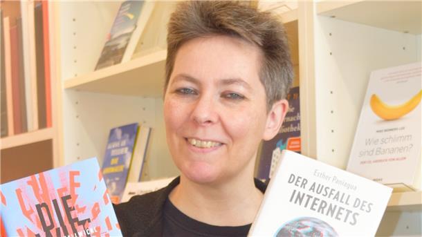 Die Tücken des Internets studiert Nicole Steffens (Buchhandlung Mausbuch) in ihrem Lieblingsbuch.