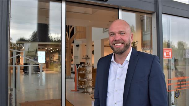 Nils Kuiper vor "seinem" Möbelhaus in Bad Bederkesa