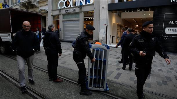 Die türkische Polizei gibt die beliebte Fußgängerzone Istiklal wieder frei.