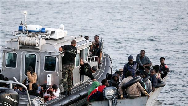 Die tunesische Küstenwache fängt kleine Boote mit Migranten ab, die versuchen, das Mittelmeer zu überqueren.