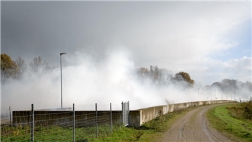 Die Tunneleinfahrt verschwindet in Rauchschwaden. Foto: Masorat - f
