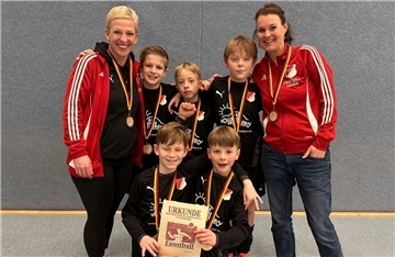 Die U10-Faustballer des MTSV Selsingen mit den Trainerinnen Wiebke Paasch (rechts) und Chatrina Reinheimer sind Bezirksmeister.