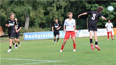 Die U15 des JFV A/O/B/H/Heeslingen (dunkle Spielkleidung) machte in Oldenburg ein gutes Spiel, musste sich aber mit einem 1:1 zufrieden geben.