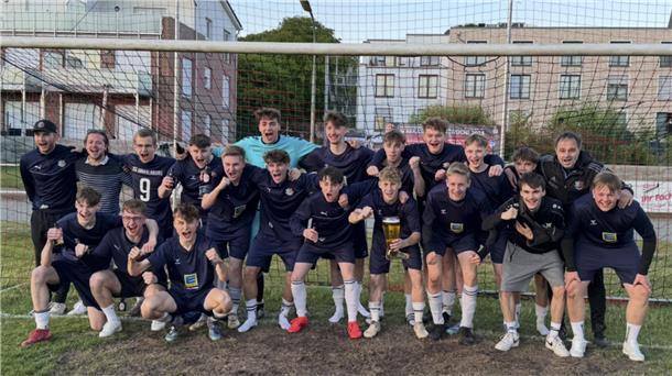 7:2 gegen Concordia sichert U19 der JSG Gnarrenburg die Kreismeisterschaft Die U19-Fußballer der JSG Gnarrenburg freuen sich über den Kreismeistertitel.