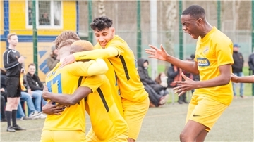 Die U19-Fußballer des TuSpo Surheide haben Grund zur Freude. Sie bleiben in der Regionalliga.