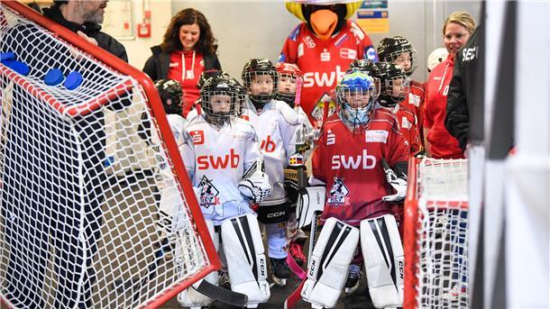 „Karawanken-Powerplay“ führt Pinguins zum dritten Sieg innerhalb einer Woche Die U7-Spieler des REV Bremerhaven durften in der Drittelpause ihr Können zeigen.