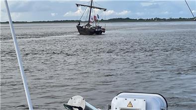 Auf der Außenweser ist am Donnerstagabend, 31. August 2023, ein Hansekoggen-Nachbau mit 45 Menschen an Bord festgekommen.